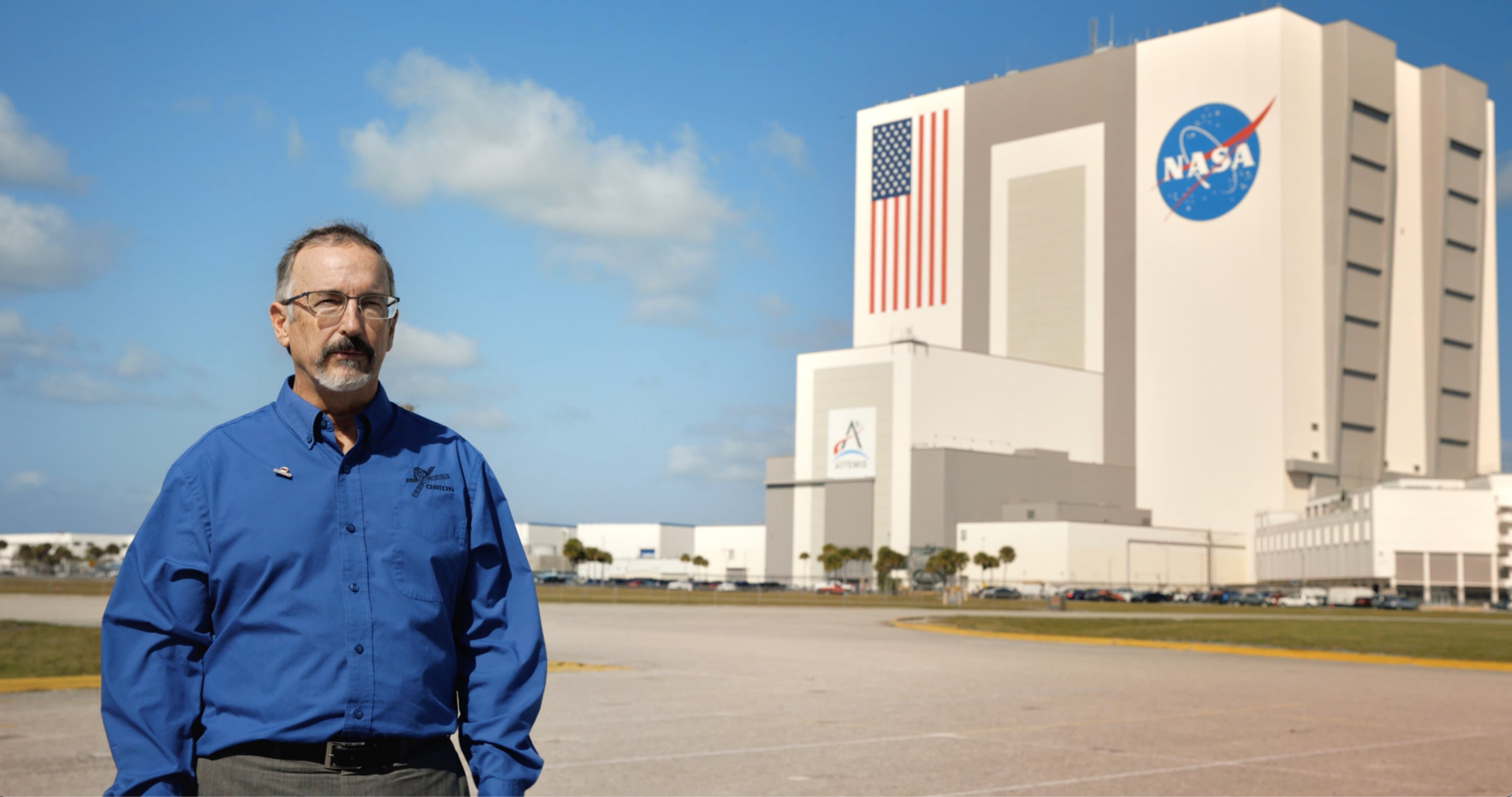 Steven Bailey from Redwire outside NASA´s Assembly Building