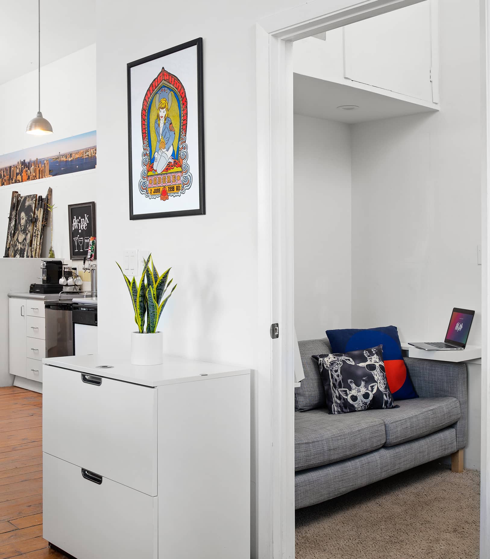 Entrance to small room with sofa and laptop computer | Think Twice studio